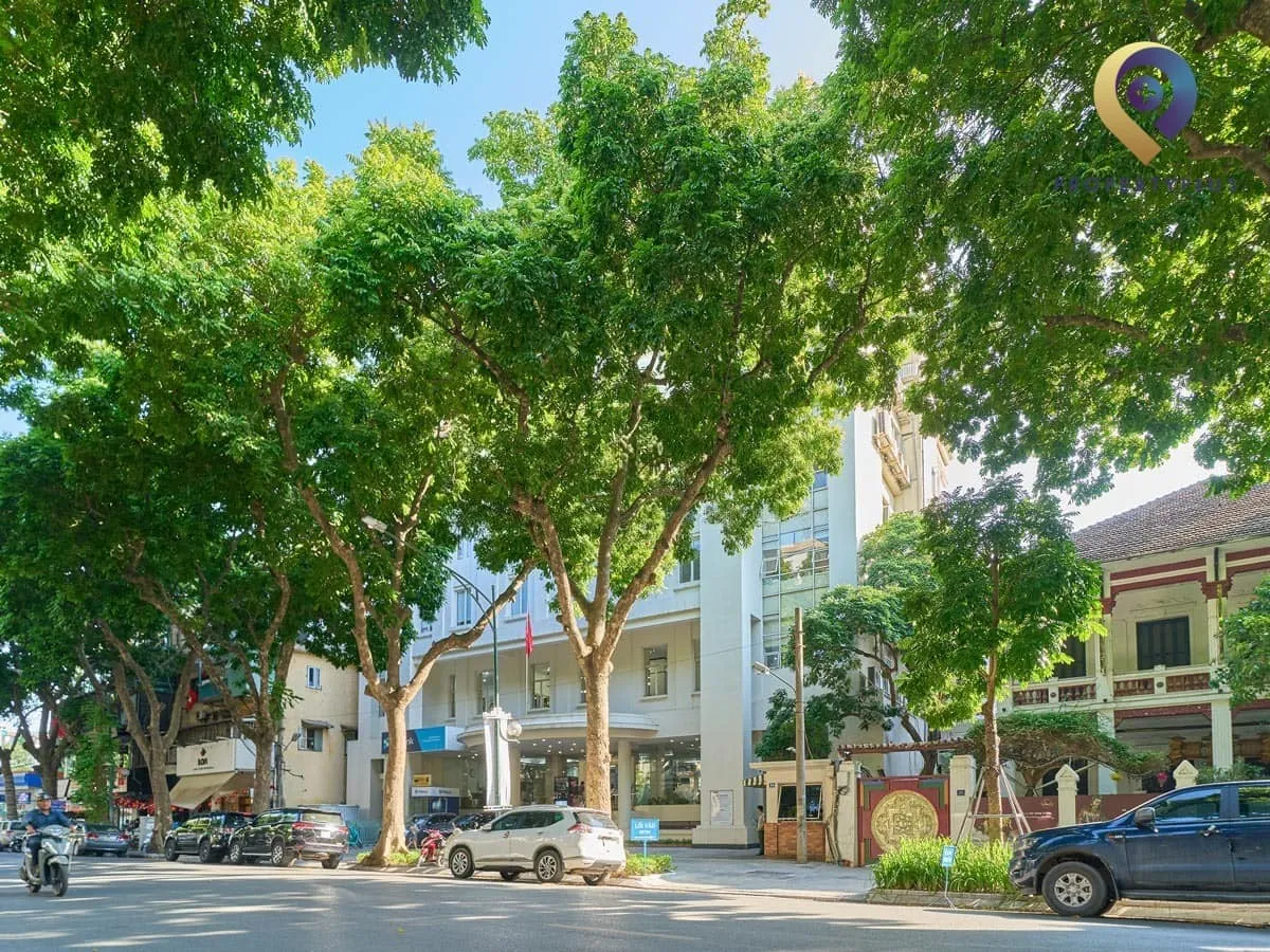 Toàn cảnh tòa nhà Thông Tấn Xã Việt Nam - Trần Hưng Đạo nhìn từ bên ngoài